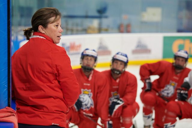 Kanadská trenérka českých hokejistek Carla MacLeodová. | Foto: Barbora Reichová / Český hokej