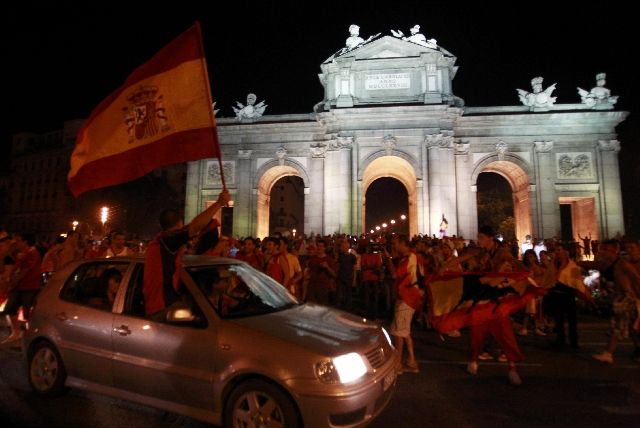 Fanoušci v Madridu oslavují výhru Španělska na MS. | Foto: Reuters