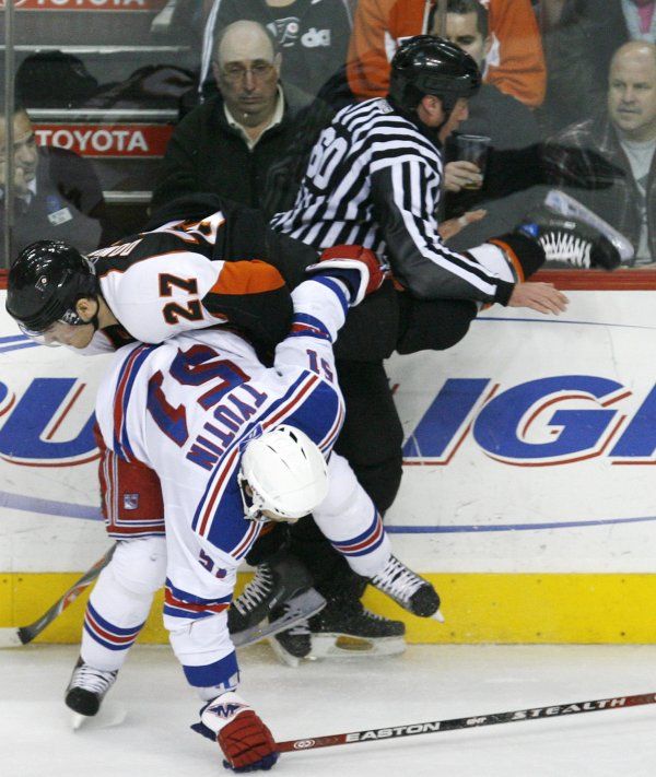 Křídlo Letců z Philadelphie Steve Downie právě zasáhnul čárového rozhodčího Pata Dapuzza bruslí do tváře po střetu s útočníkem New York Rangers Fedorem Tjutinem. | Foto: Reuters