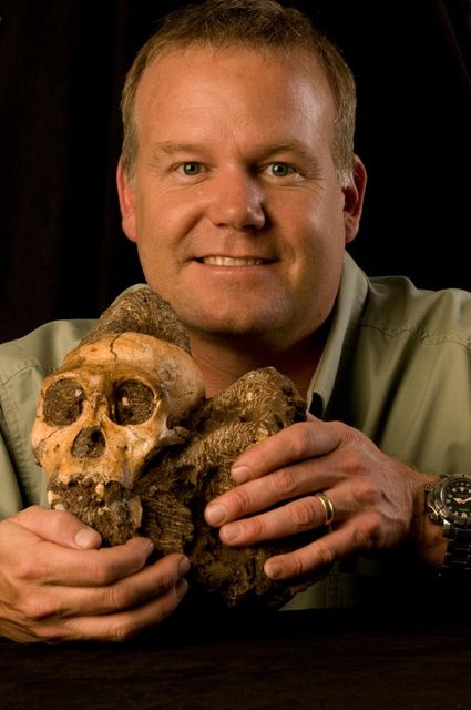 Na snímku jeden z hlavních aktérů, paleoantropolog profesor Lee Berger s lebkou A. sediba. | Foto: University of the Witwatersrand, Johannesburg