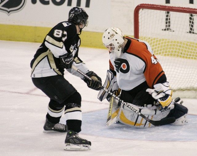 Sidney Crosby z Pittsburghu proměňuje samostatný nájezd proti brankáři Philadelphie Martinu Bironovi. | Foto: Reuters