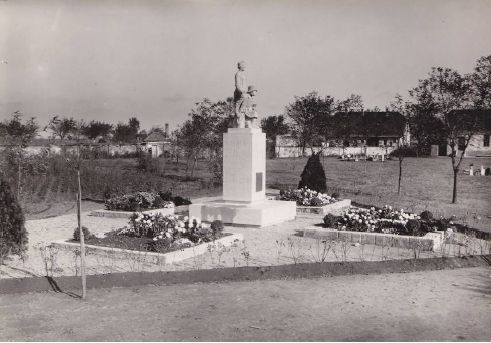 Památník československým legionářům v nových zámcích v roce 1936. | Foto: Československá obec legionářská