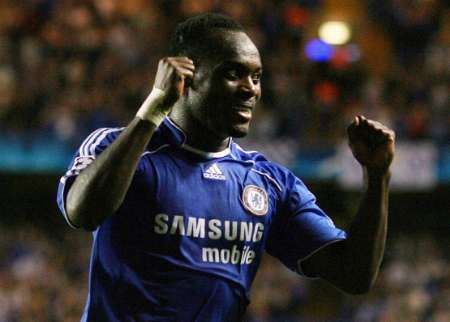 Fotbalista Chelsea Michael Essien slaví gól v zápase Ligy mistrů skupiny A proti Werderu Brémy na Stamford Bridge. | Foto: Reuters