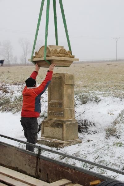 Kameníci vytvořili z pískovce repliku nosníku kříže s volutami a spojili ho s dochovanými zbytky v jeden celek. | Foto: Společnost pro obnovu památek Úštěcka