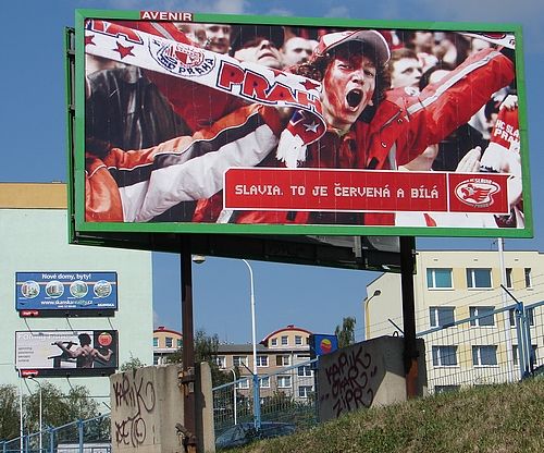 Nové logo hokejové Slavie se už objevilo na billboardech. | Foto: Michael Mareš