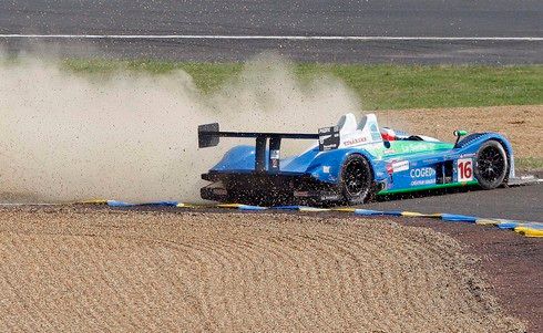 Francouzský pilot Emmanuel Collard se s vozem Pescarolo JUDD 01 nevyhnul kolizi. | Foto: Reuters