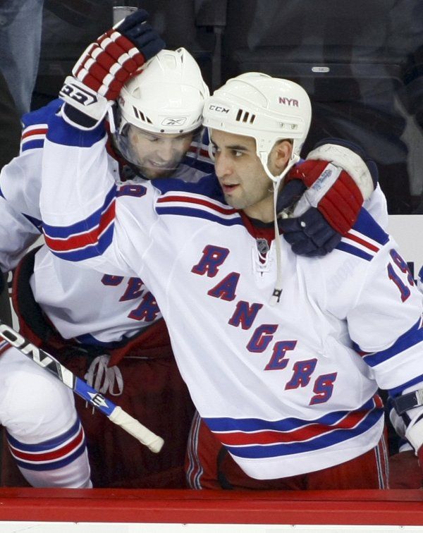 Jaromír Jágr a Scott Gomez z New Yorku Rangers oslavují čtvrtfinálové vedení 1:0 na zápasy na ledě New Jersey. | Foto: Reuters