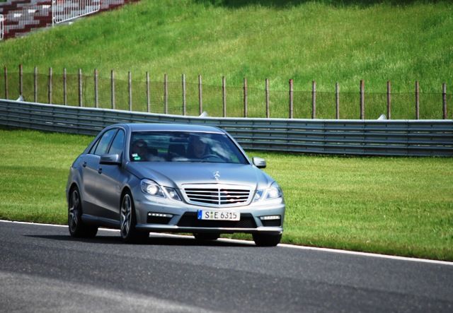 Podobný motor poháněl i tuto manažerskéu limuzínu, kterou jsme pro srovnání také vzali na mostecký autodrom | Foto: Radek Pecák