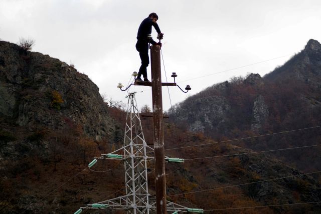 Odjíždějící Arméni se také podle amerického listu snaží udělat oblast co nejvíc neobyvatelnou - kromě vypalování domů ničí i restaurace, benzinové pumpy, elektrické vedení a údajně také kácí stromy a odváží si je s sebou. "Nechte je zemřít zimou," cituje deník jednoho z mužů, který zrovna nakládal strom. | Foto: ČTK/AP/Dmitri Lovetsky