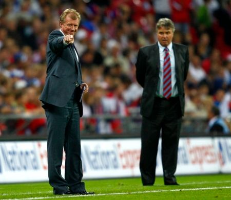 Steve McClaren a Guus Hiddink - souboj trenérů Anglie a Ruska. | Foto: Reuters