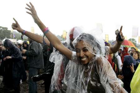 Festival v Glastonbury zaskočil déšť | Foto: Reuters