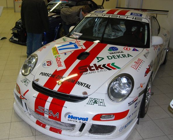 Porsche 997 GT3 Cup, s nímž na okruzích závodili jezdci Martin Jerman, Jiří Mičánek, jr, Tomáš Mičánek a Tomáš Pivoda, má motor s výkonem 420 koní | Foto: Radek Pecák