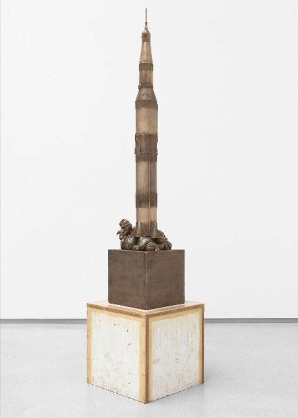 Tom Sachs: Saturn V, 2011. Tvorbě amerického výtvarníka modely zcela dominují. jedním z hlavních témat jeho surreálného světa je kosmický program, dále pak také konzumerismus a móda. Model rakety Saturn V je z bronzu a překližky a nese typické znaky umělcovy "kutilské" estetiky. | Foto: Galerie Rudolfinum