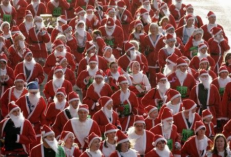 Výroční 5ti kilometrový pochod Santa Clausů se konal v severoanglickém Liverpoolu. Zúčastnilo se jej asi 4000 účastníků. | Foto: Reuters