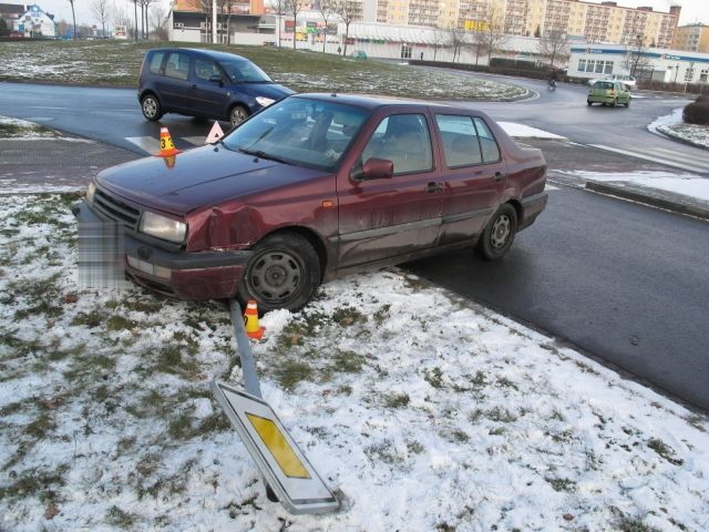 K této nehodě došlo v Prostějově. Do auta 39leté řidičky tam narazil náklaďák. Ten pak pokračoval v jízdě směrem do centra města. Po řidiči náklaďáku policie pátrá. | Foto: Policie ČR