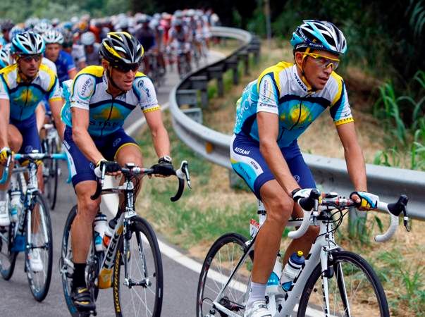 Jezdce stáje Astana povzbuzují fanoušci na trati 6. etapy Tour de France | Foto: Reuters