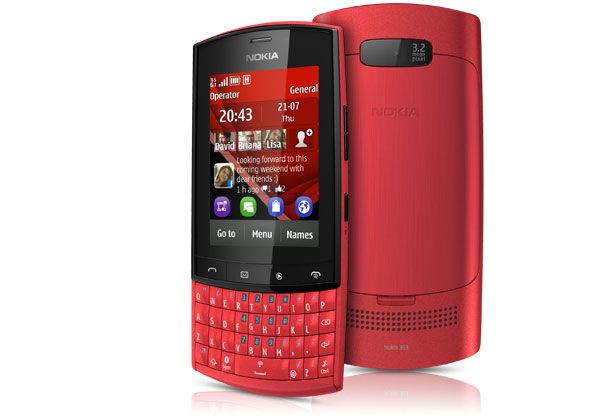 Poslední představená Nokia Asha 303 disponuje kapacitním dotykovým displejem o velikosti 2,6" s rozlišením 240 x 320 px a hardwarovou QWERTY klávesnicí. Fotoaparát má rozlišení 3,2 MPx. Vnitřní pamět 100 MB s možností rozšíření microSDHC kartami. Další hardwarové vybavení je shodné s předchozími modely. Kapacita baterie telefonu je 1 300 mAh. Rozměry telefonu jsou 117 x 56 x 13,9 mm. Váha 99g.  Na trhu by měl být telefon dostupný před vánoci za cenu 3400 Kč. | Foto: NOKIA.COM