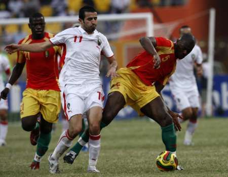 Moncef Zerka z Maroka (uprostřed) a Dianbobo Balde z Guiney (vpravo) | Foto: Reuters