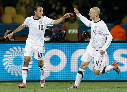 Také Landon Donovan (10) už má v reprezentaci své odehráno. Za čtrnáct let v  americkém dresu nastřílel 57 branek. | Foto: Sport