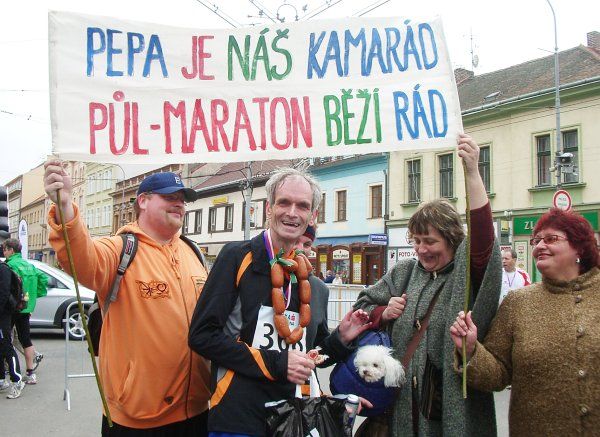 Pepa je náš kamarád, půlmaraton běží rád. Ale vuřty mu možná sní pejsek. | Foto: Zuzana Hronová