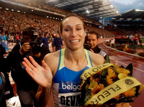 Kim Gevaertová seraduejsdiváky s triumfu ve sprintu na 100m na mítinku Golden League v Bruselu. | Foto: Reuters