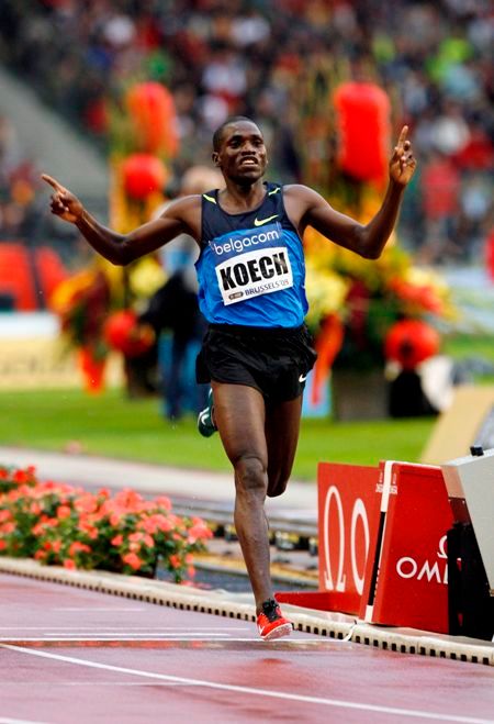 Keňský atlet Paul Kipsiele Koech slaví vítězství na trati 3000m překážek na mítinku Golden League v Bruselu. | Foto: Reuters