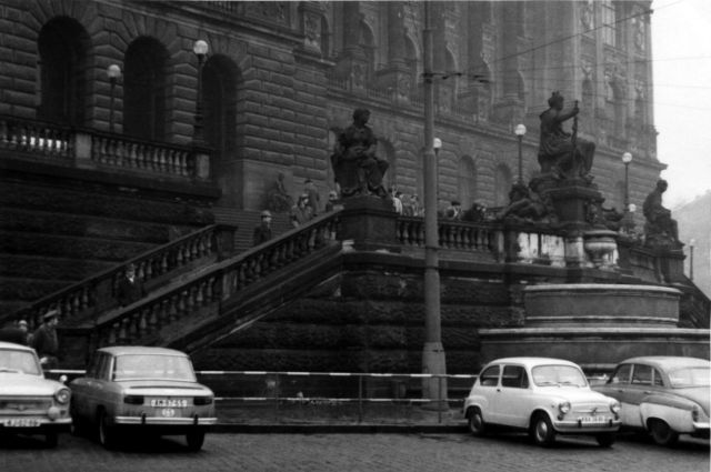 1969 - místo, kde se Palach polil hořlavinou a zapálil. Za zábradlím je vidět nádoba na hořlavinu. | Foto: Archiv bezpečnostních složek