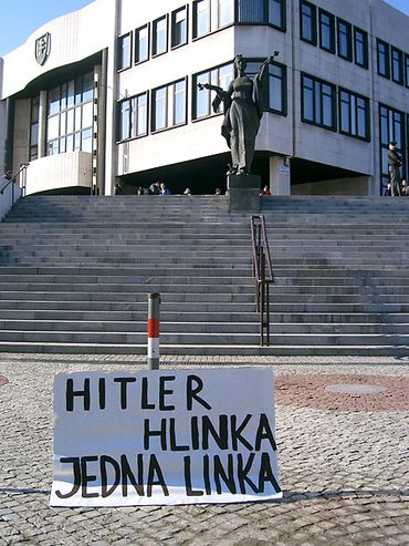 Protest Hlinkových odpůrců před budovou slovenského parlamentu | Foto: Aktuálne.sk