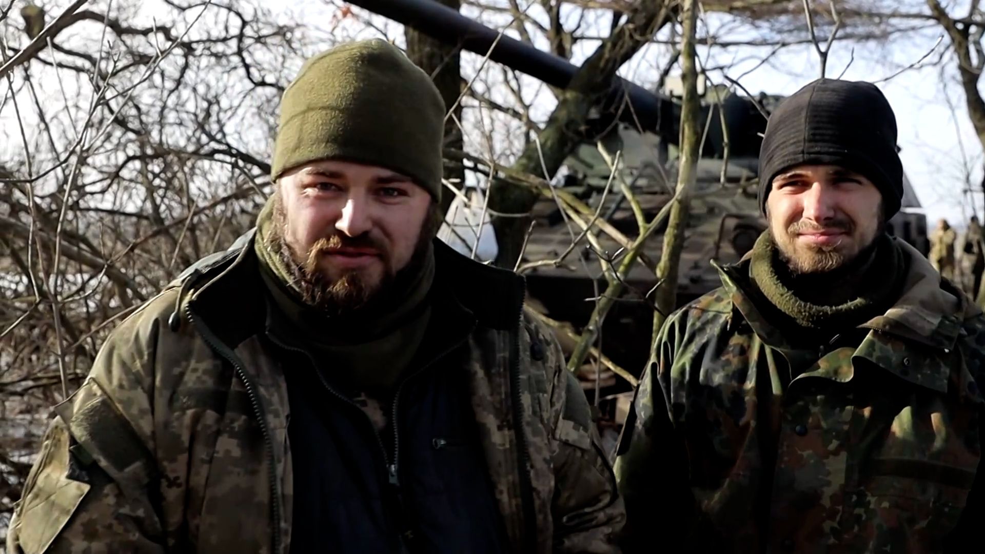 Eine der stärksten deutschen Waffen.  Die ukrainischen Brüder bedienen das schwere Geschütz