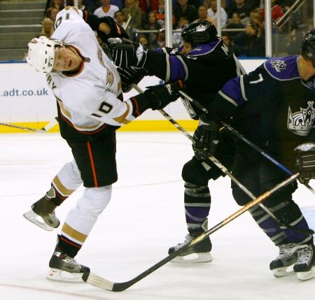 Úvodní zápas NHL byl pěkně tvrdý - Los Angeles vs. Anaheim - Corey Perry dostává úder od Jaroslava Modrého. | Foto: Reuters