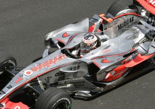 Španěl Fernando Alonso s McLarenem na trati posledního závodu sezony MS F1. | Foto: Reuters