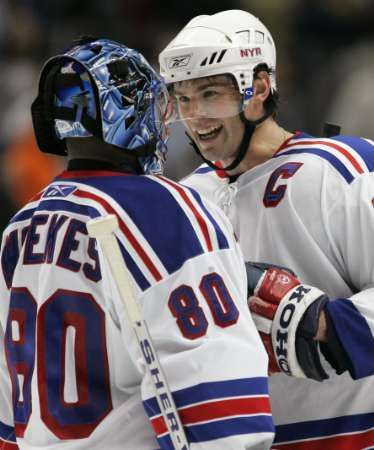 Kapitán New Yorku Rangers Jaromír Jágr slaví s gólmanem Kevinem Weekesem vítězství v Anaheimu. | Foto: Reuters