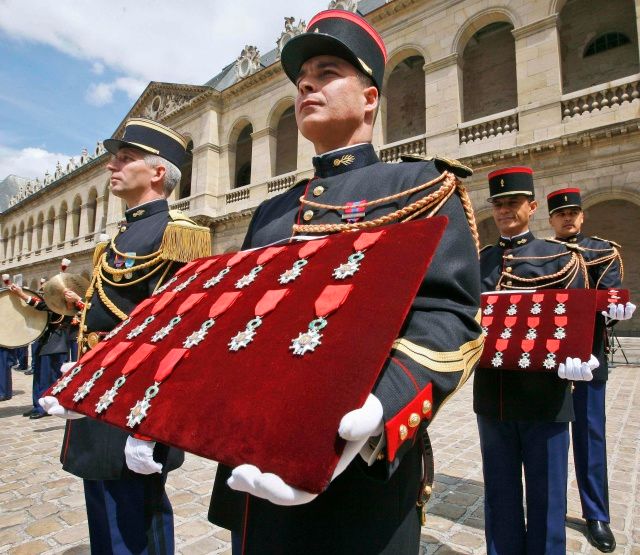 Francouzský voják drží Řád čestné legie, nejvyšší francouzské státní vyznamenání. | Foto: Reuters