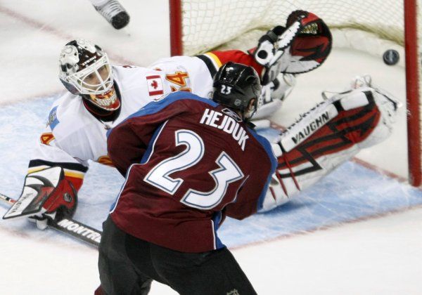 Coloradský útočník Milan Hejduk překonává brankáře Calgary Mikku Kiprusoffa. Poslední okamžiky tohoto gólmana v zápase. | Foto: Reuters