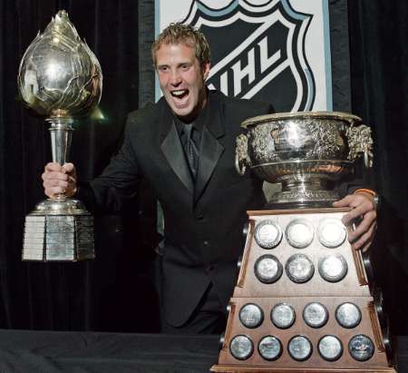 Útočník San Jose Sharks Joe Thornton získal Hart Trophy (vlevo) a Art Ross Trophy. | Foto: Reuters