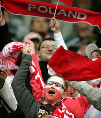 Fanoušek fotbalistů Polska při přátelském utkání s Chorvatskem. | Foto: Reuters