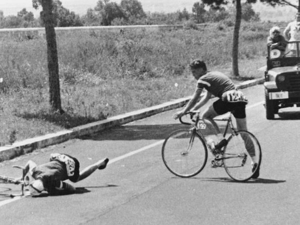 Knud Jensen je dosud jediným sportovcem, který zemřel na hrách poté, co byl v jeho těle nalezen doping. Dánský cyklista v roce 1960 v Římě v hromadném závodě zkolaboval, což mělo za následek jeho pozdější smrt, a oficiální zpráva hovořila o tom, že zemřel na přehřátí, jeho smrt však způsobilo velké množství amfetaminů v jeho těle. | Foto: Aktuálně.cz