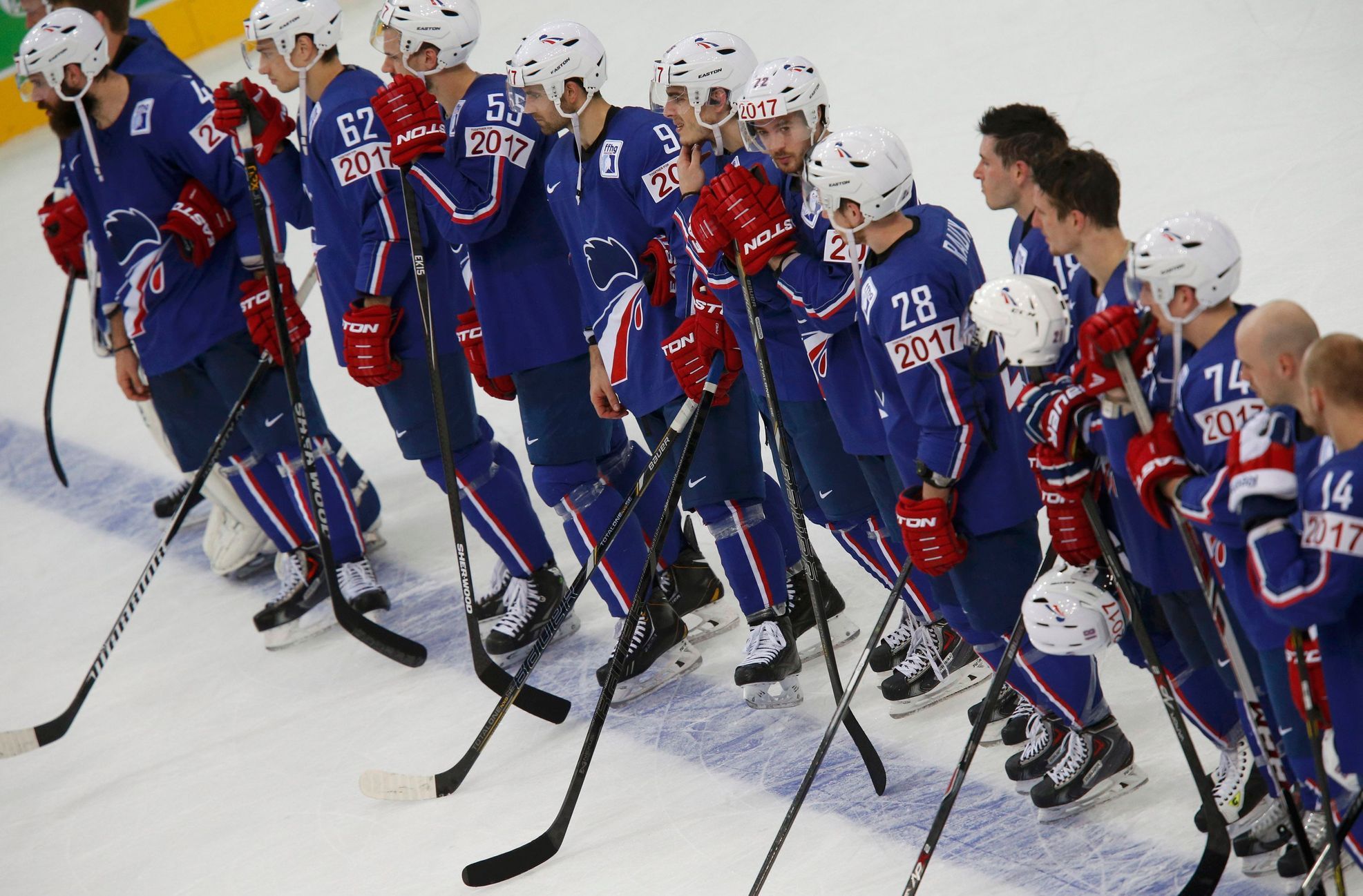 Championnat sans tambour ni trompette.  Paris n’est pas un bastion du hockey.  Les grands médias n’écrivent pas sur la Coupe du Monde, les Français ordinaires s’en moquent