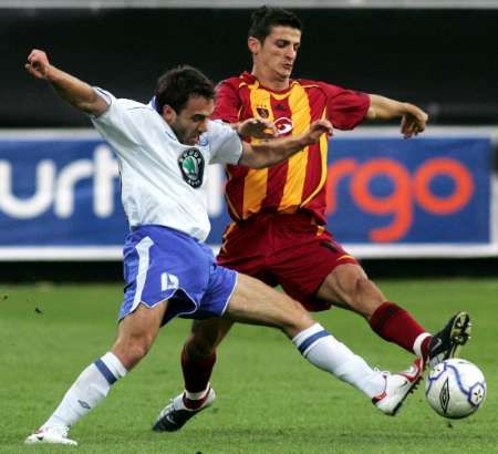 Boleslavský Poláček (v bílém) bojuje o míč s Cihanem Haspolatlim z Galatasaraye. | Foto: Reuters