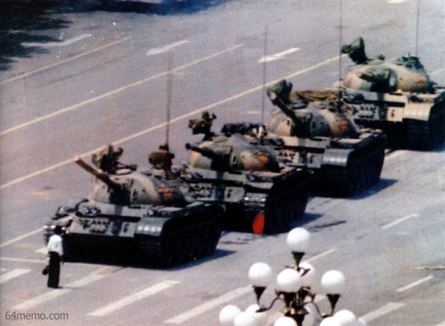 Tank Man - ikonický snímek fotografa Jeffa Widenera. | Foto: Reuters