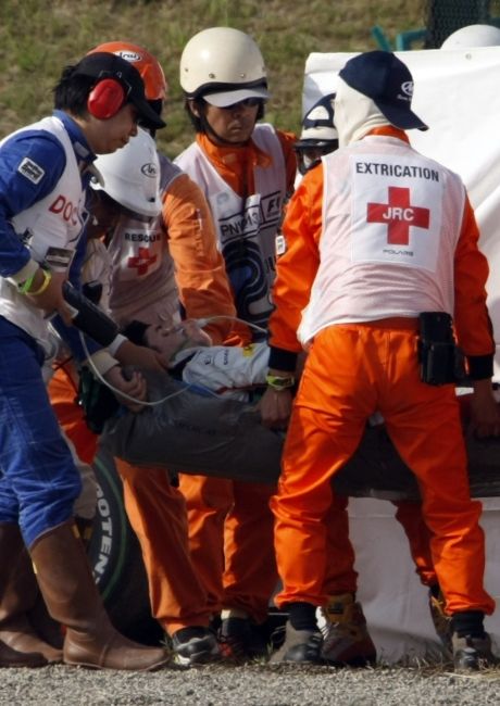 Timo Glock v péči lékařů po havárii, v níž došlo během kvalifikace na GP Japonska. | Foto: Reuters