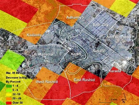Procentuální pokles nočního osvětlení v Bagdádu od března 2006 do prosince 2007. V šedých zónech nenastal, v červených byl nejmarkantnější | Foto: Reuters