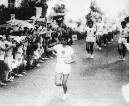 Japonská sportovkyně Ritsuko Takahaši při běhu s olympijskou pochodní v roce 1964. | Foto: Profimedia