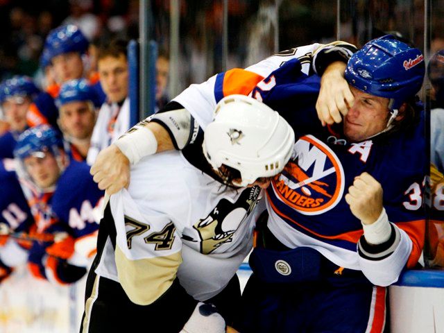 Penguins mají v sestavě i další tvrdé muže, v zápase s Islanders se takto utkal Jay Mc Kee s Brendanem Wittem. | Foto: Reuters