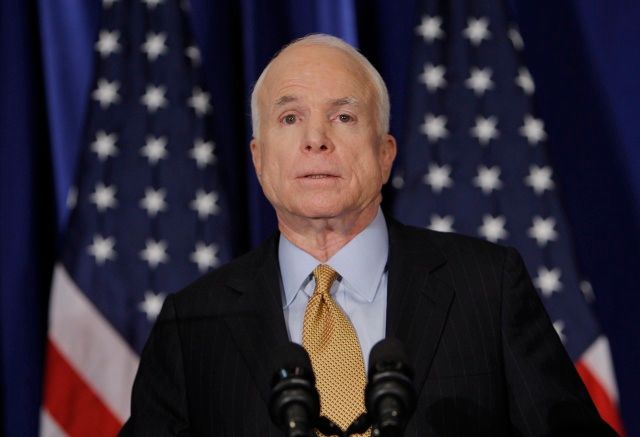 John McCain oznamuje přerušení své kampaně | Foto: Reuters