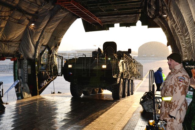 Nájezd obrněného bojového vozidla do obrovského nákladního prostoru Ruslanu. | Foto: Armáda České republiky / www.mise.army.cz