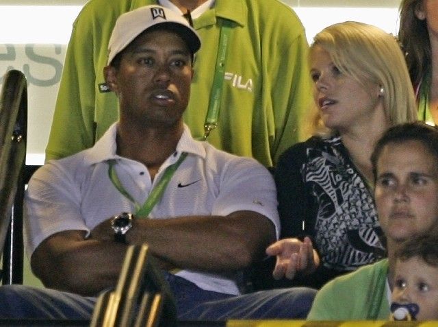 Nejlepší světový golfista Tiger Woods (vlevo) fandil na tenisovém turnaji v Miami Rogeru Federerovi. | Foto: Reuters