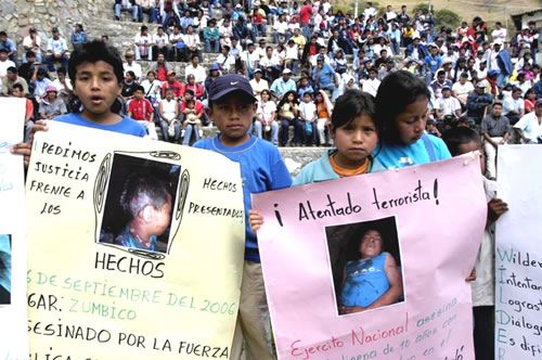 Malí indiáni protestují proti vraždám dětí, které se udály v Jambaló, provincie Cauca. "Státní armáda zabíjí," stojí na jednom z plakátů | Foto: ONIC/Surimages