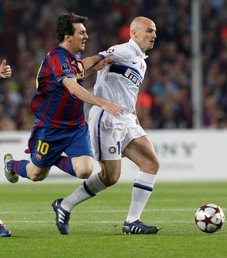 Lionel Messi a Esteban Cambiasso. Krajané, avšak soupeři | Foto: Sport