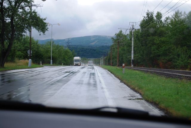 Tramvajová trať je blízko. Neměla by být oddělena svodidlem? | Foto: Radek Pecák